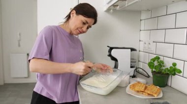 Mutfakta Belçika Waffle 'ları için Krem Hazırlayan ve Karıştıran Kadın