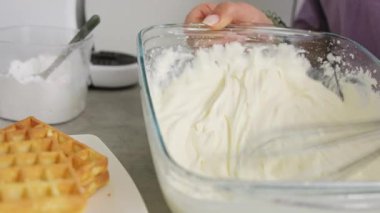 Belçika Waffle 'ları için kadın çırpma kremi