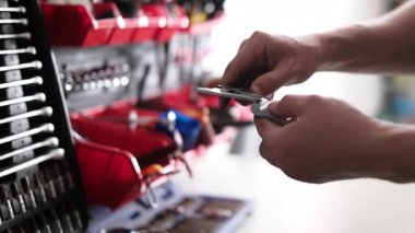 Mekanik Araçlara Karşı Hizmette Vernier Caliper ile Otomobil Parçalarını Ölçen Görevli