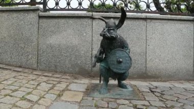 Gniezno, Polonya - 13 Eylül 2025: Gniezno Sembolize Gniezno 'daki Bronz Tavşan Heykelleri