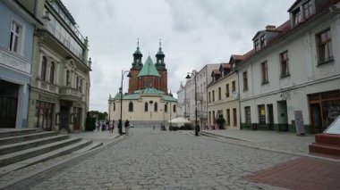Gniezno, Polonya - 13 Eylül 2025: Gniezno 'nun Tarihi Bölümü Turistik Bir Yol Üzerinde Katedral