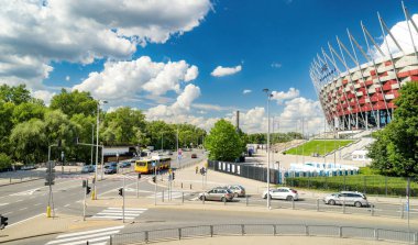 Varşova, Polonya - 10 Ağustos 2023: Polonya 'nın Varşova kentindeki Ulusal Stadyumun yakınındaki Geçen Arabalarla Kavşak