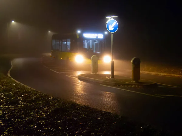 Nachtbus Mit Körnigem Hintergrund Und Hellen Lichtern Und Straßenlaternen — Stockfoto