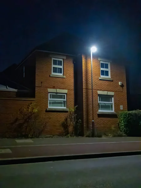 Casa Cidade Iluminada Por Lâmpada Rua Bracknell Reino Unido — Fotografia de Stock