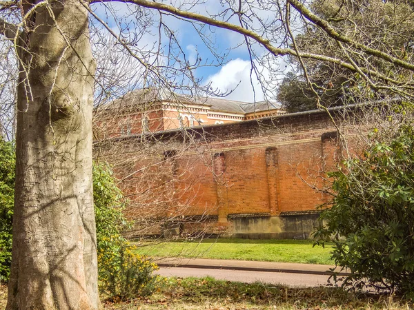 CROWTHORNE, İngiltere - 22 Mayıs 2023: Broadmoor Hastanesi Crowthorne, Berkshire 'daki duvar ve binaları gösteriyor