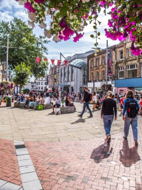 Güneşli bir günde Broad Street 'te alışveriş yapan kalabalık Berkshire UK okuyor..