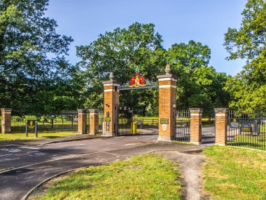 Wellington Koleji, Crowthorne köyünde bir devlet okuludur. Kapılar bahçenin girişinde.