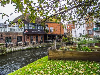 Newbury şehir merkezi Kennet ve Avon kanalı ve yeşil çimlerin üzerindeki sahil yolu..