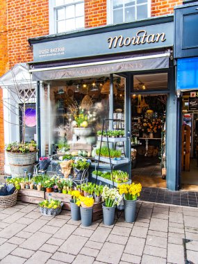 Hartley Wintney High Caddesi 'ndeki çiçek tezgahı Hampshire, İngiltere' de A30 'da.