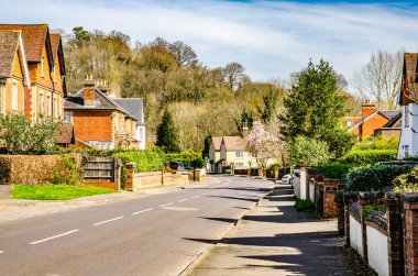 Guildford yakınlarındaki tipik Surrey banliyö caddesi Wonersh