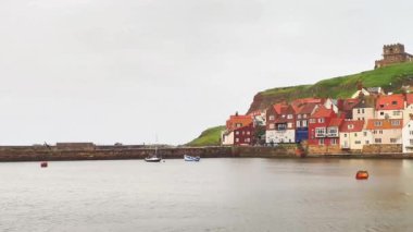 Whitby Kuzey Yorkshire. Sahil şeridini ve limanı gözleyin..