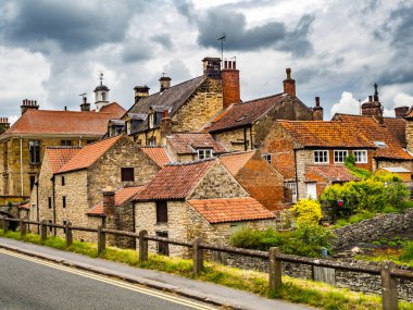 Helmsley North Yorkshire çatısı ve bacası olan birçok mülkün arkasında. kırmızı karolar