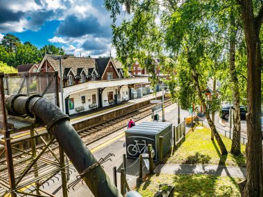 Crowthorne Tren İstasyonu 'nda insanlar var ama tren peronu ve demiryolu hattı yok.