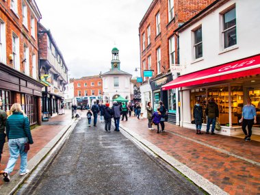 Godalming Surry 2 Kasım 2024. İnsanlarla ana cadde ve pazar.