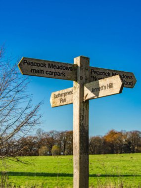 Sign post in Bracknell Forest for Jennetts Park and Peacock Meadows clipart