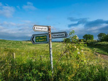 Northumberland 'ın kırsal kesimindeki yol kenarı tabelası A1' i gösteriyor, kuzey ve güney..