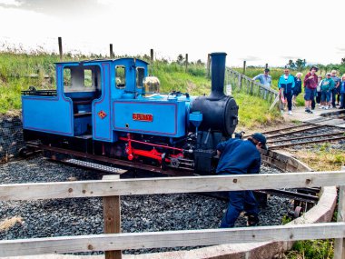 Mavi lokomotif Heatherslaw hafif tren yolunun bir kısmında Etal Northumberaland