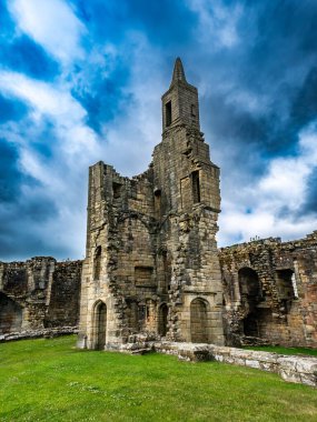 Warkworth Kalesi, Northumberland, İngiltere. Kalan taş duvarları olan kule 