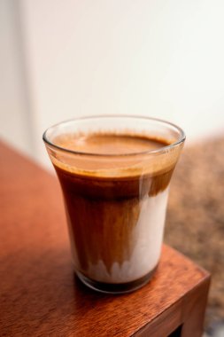 Beyaz kahve fincanını kapat.