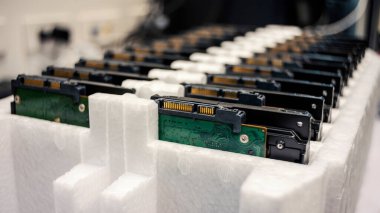 Yaşlı Hdd bir kutuya koydu.