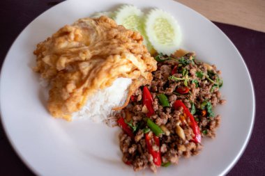 Yumurtalı fesleğenli domuz eti.