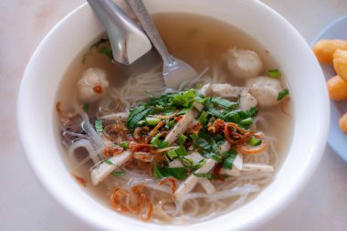 Vietnam Pirinç Eriştesi Çorbası - Asya usulü