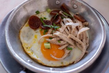 Kahvaltı için çırpılmış yumurta faydalıdır.