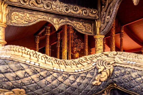 タイのウボン ラチャタニー県の黄金の仏像 — ストック写真