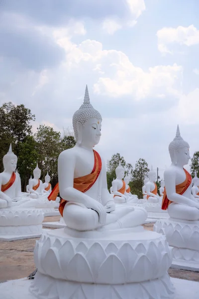 白い仏像はタイのUbon Ratchathani省に位置しています — ストック写真