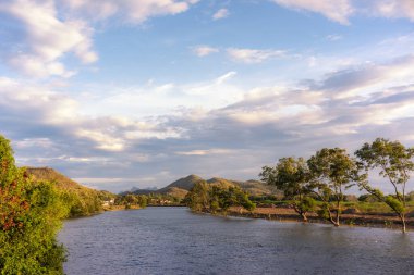 Tayland akşamında Pranburi Nehri