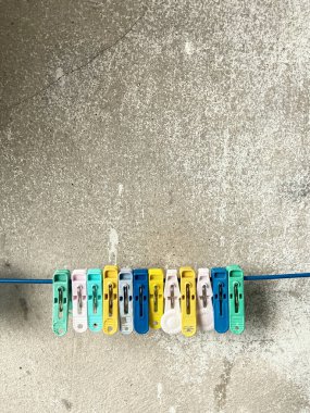 Çeşitli renklerde eski mandallar