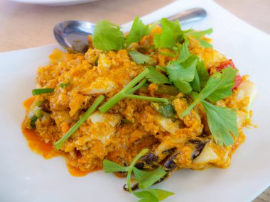 Köri tozu ve Tayland yemeği ile karıştırılmış kalamar.