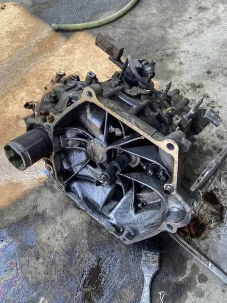 Mecánico Motor Viejo Está Reparando — Foto de Stock
