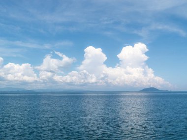 Güzel beyaz bulutlar ve Tayland 'da deniz