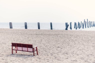 Kırmızı koltuklar sahilde.