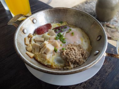 Sahanda yumurta, kızartma tavasında kızarmış yumurtayı yakından izle.