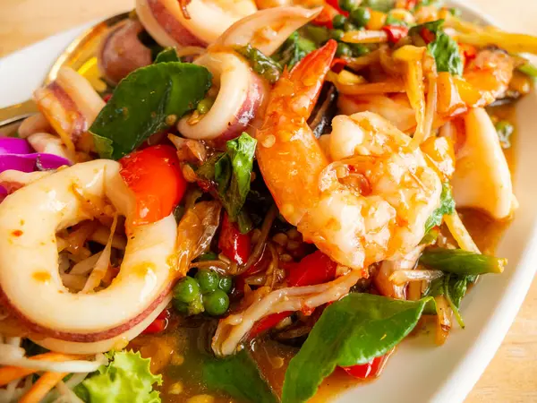 Köri ezmeli kızarmış deniz ürünleri. Tayland yemekleri çok lezzetli ve baharatlı.