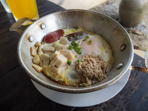 Sahanda yumurta, kızartma tavasında kızarmış yumurtayı yakından izle.