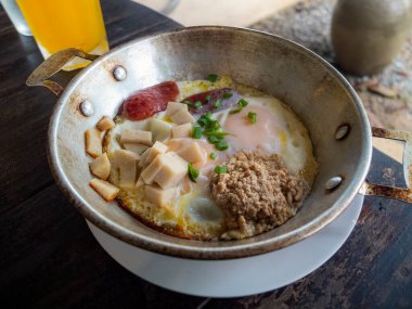 Sahanda yumurta, kızartma tavasında kızarmış yumurtayı yakından izle.