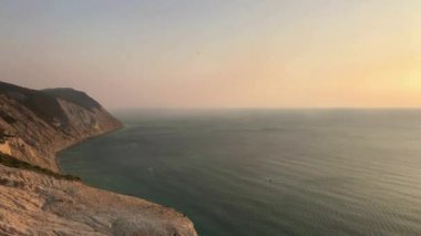 Gün batımında deniz kenarında. Güzel turuncu deniz manzarası çizgisi