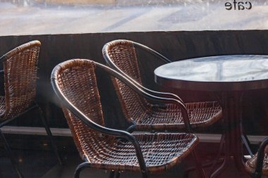 sandalyeli ve masalı masa