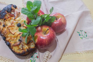 Elmalı turta ve ahşap bir arka planda tarçın. elmalı turta.