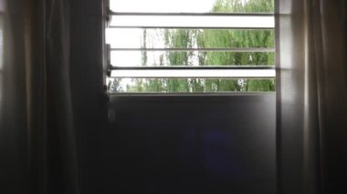 perdeli bir pencere