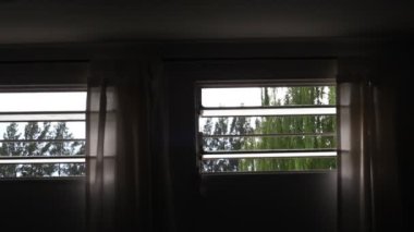Karanlıktaki pencere