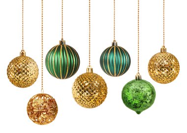 Yedi adet altın ve yeşil süslemeli Noel topu koleksiyonu izole edilmiş olarak asılı.
