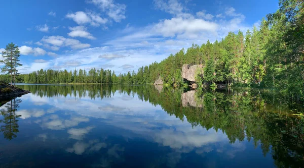 Panoramiczne Letnie Jezioro Krajobrazy Leśne Błękitną Wodą Niebem Białymi Chmurami — Zdjęcie stockowe