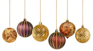 Altı altın ve sıcak renk seti, izole bir şekilde asılı Noel topları koleksiyonu.