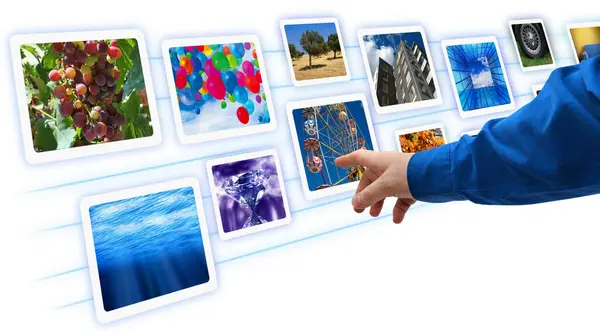 Kézi Böngészés Képek Kiválasztása Digitális Multimédiás Áramlásban Stock Fotó