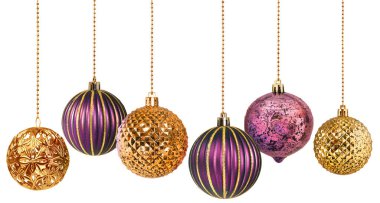 Altı adet altın ve mor süslemeli Noel topu koleksiyonu izole edilmiş.