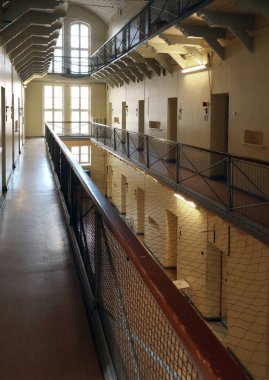 Metal kemerli bir kılıç kuşanmış ortaçağ şövalyesi.